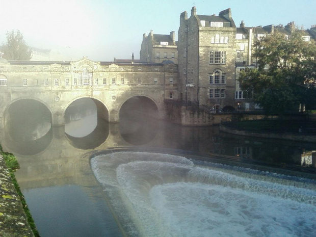 Pulteney Bridge w dzień z dodatkiem mgly...