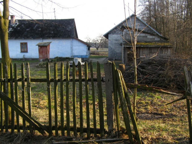 Jak bylam na spacerku to spodobał mi sie taki widok, hata i płotek taki klimat jak na wsi :)