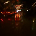 światła samochodów w deszczowy wieczór #samochody #światła #noc