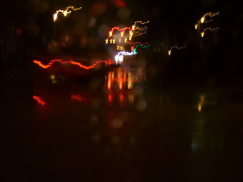 światła samochodów w deszczowy wieczór #samochody #światła #noc