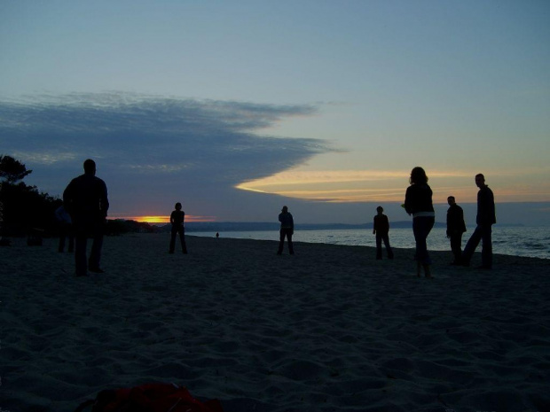 Ludzie grający w piłkę o zachodzie słońca, lato 2006
