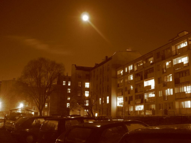 Sepia, księżycowa noc nad moim osiedlem