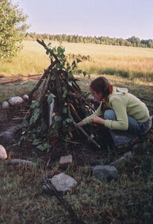 Siostra - rozpalaczka ogniska.