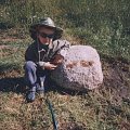 Bartek-Agent z ulubionym kamieniem (na wsi).