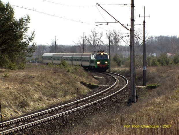 78443 z ET22-388 w rodze do Kołobrzegu. Niestety nieco pod słońce, ale wstawiłęm jako ciekawostka. Spodobało mi się to miejsce, bo z ciekawymi miejscami do focenia pociągów to u nas kiepsko. #kolej #PKP #Piła #zima #wiosna