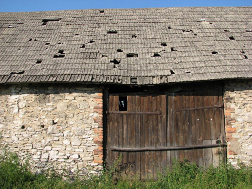 Żarki. Zespół zabytkowych stodół.
Gustowna azbestowa dachówka.