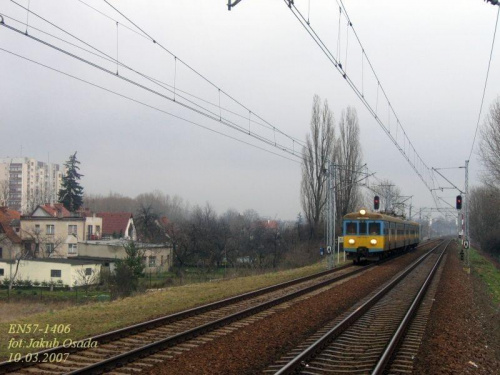 Jednostka EN57 zbliża się do stacji Opole Zachodnie.