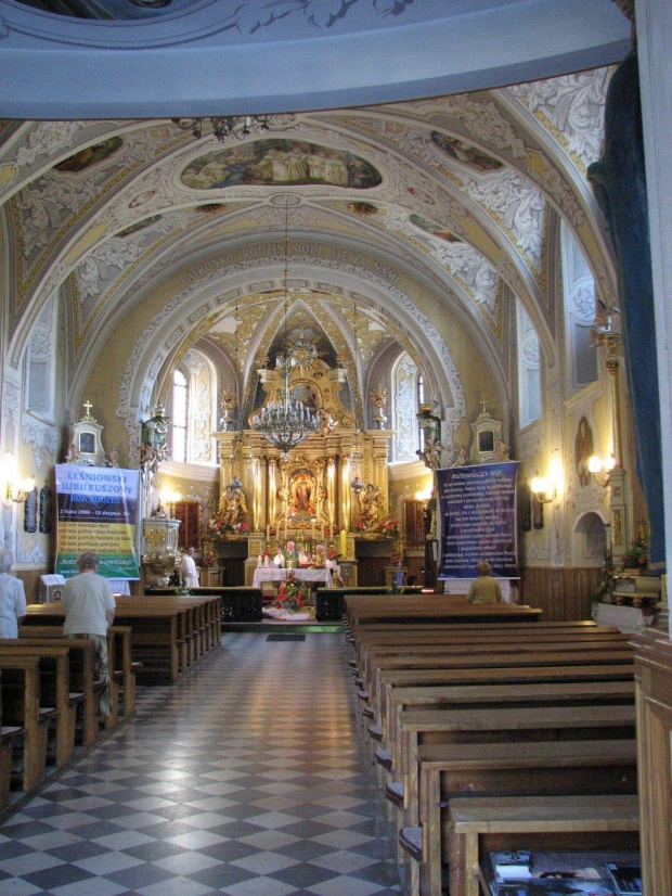 Leśniów. Klasztor Paulinów.
Wnętrze kościoła z drewnianą uśmiechniętą Madonną.