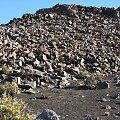 kamienie i skały dają świadectwo wulkanicznego pochodzenia tej wielkiej góry, #chmury #szczyty #wulkan #Maui