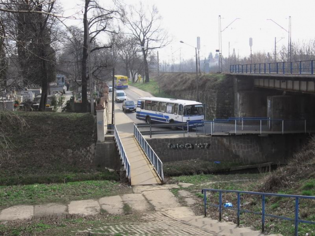 Ktoś chciał tu budować drogę, alternatywę dla Narutowicza, hehe. Teraz tam autobusy mają problemy, potem to już tylko może być gorzej