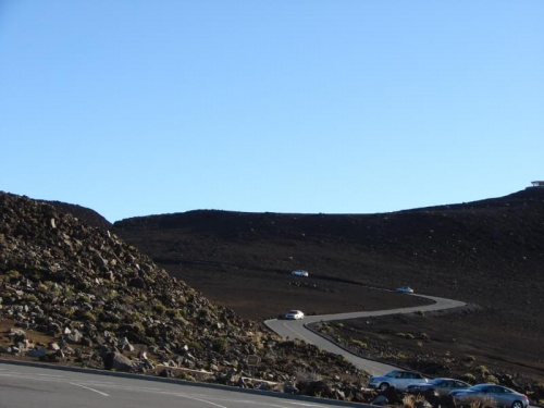 drogę na szczyt trzeba pokonać już pieszo, zostawiamy auto i ruszamy, #chmury #szczyty #wulkan #Maui