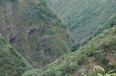 głębokie rowy, skały na zboczach wulkaniczne, #góry #rowy #doliny #wyspy #hawaje