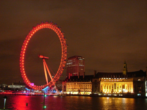 London Eye - w tle London Aquarium - widok z Westminster Bridge