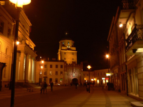wieczorem widok na bramę prowadzącą na stare miasto