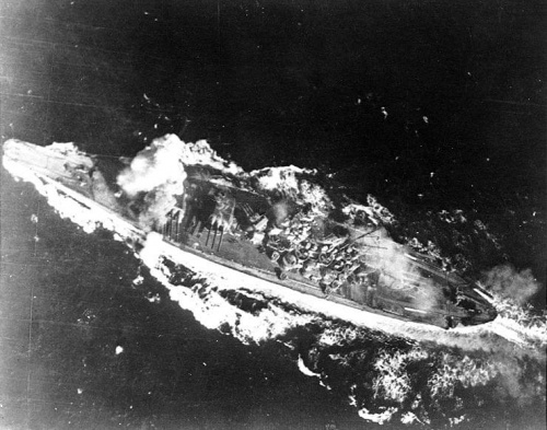 pancernik Yamato trafiony bombą w czasie b. na M. Sibuyan (24.X.1944) #pancerniki #okręty #Yamato #BitwyMorskie