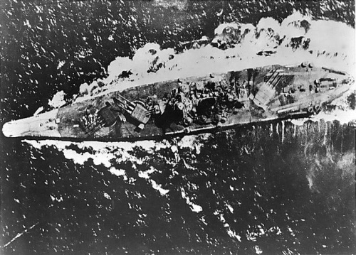 pancernik Yamato w czasie walki z amerykańskimi samolotami pokładowymi (24.X.1944) #pancerniki #okręty #Yamato #BitwyMorskie