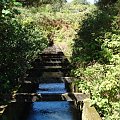 ochrona strumienia zbudowana przez dawnych mieszkańców, nakrywano liśćmi gdy trzęścienie ziemi było, #wyspa #Maui #Hawaje #wodospady