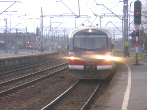 EN 57-2038 rb do Żywca, właśnie się podstawia na peron #kolej #Katowice