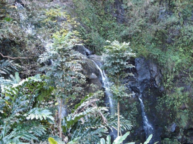 z gór woda spływa tworząc mniejsze, większe wodospady, #Hana #droga #Hawaje #Maui #wyspy #egzotyka