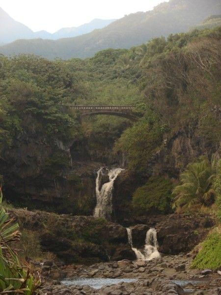 siedem stawów, wodospad stworzył 7 stawów kaskadowych, ostatecznie woda wpada do oceanu, #Hana #Hawaje #Maui #natura #wodospady