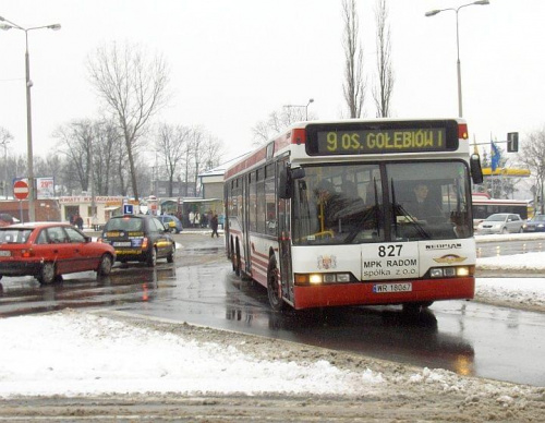 Radom - Dworzec PKP. Mój kolega MKM (Miłośnik Komunikacji Miejskiej) po podmianie wozu z zepsutego 785 na widoczny na zdjęciu 827. Pozdrowienia ;)