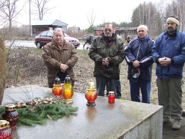 Dr J. Dulęba i klubowicze PTTK przy pomniku "Jędrusiów". #zwiedzanie #PTTK