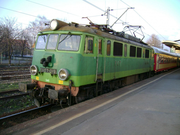 EU 07-017 ze składem "Kormoran" do Raciborza #Sosnowiec #kolej