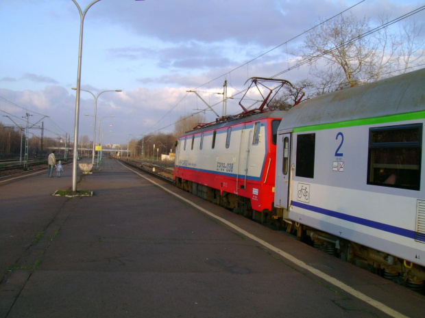 EP 09-038 ze składem "Beskidy" z Bielska Białej do Warszawy Wschodniej #Sosnowiec #kolej