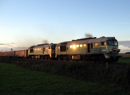 ST 44 z pociągiem towarowym w zachodzącym słońcu