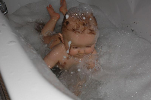 Max podczas kąpieli - istne szaleństwo - nogami ubił pianę w wannie...