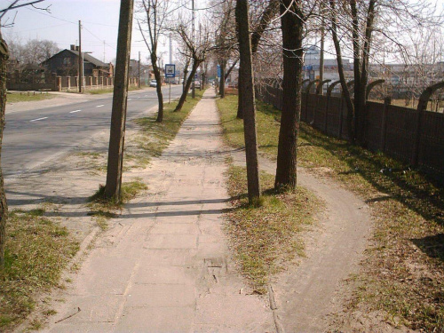 Chyba trzeba zbudować chodnik dla przesądnych ;-)
Ulica Ujezdzka w Tomaszowie Mazowieckim ( ja chodzę pod słupami ;-) #przesąd #tomaszów #ujezdzka #chodnik