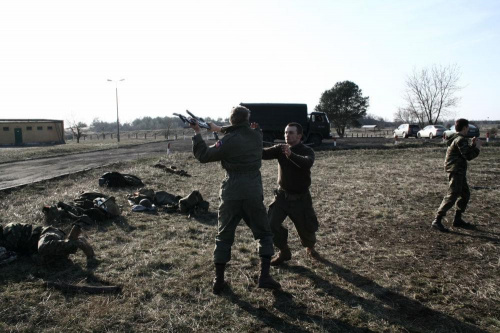 Trening dla Grup Rekonstrukcji Historycznych na poligonie w Toruniu z udziałem 82nd Airborne Division "PARAGLITE" w dniach 23-25 marca 2007 roku.