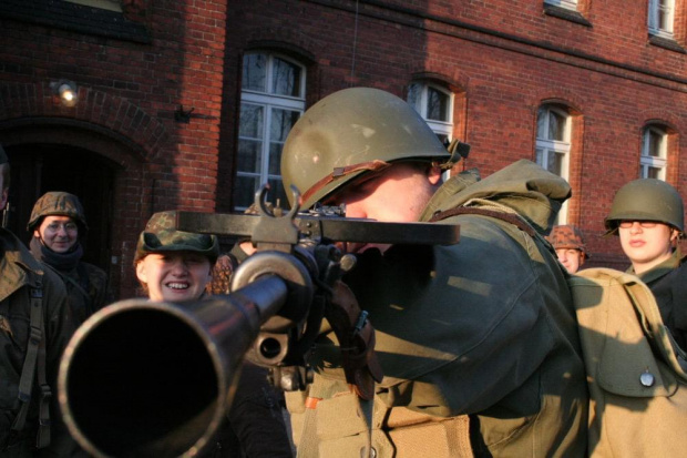 Trening dla Grup Rekonstrukcji Historycznych na poligonie w Toruniu z udziałem 82nd Airborne Division "PARAGLITE" w dniach 23-25 marca 2007 roku.