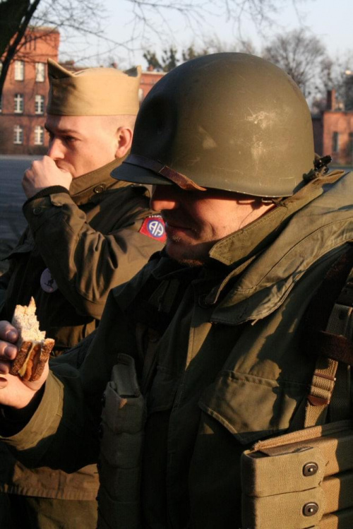 Trening dla Grup Rekonstrukcji Historycznych na poligonie w Toruniu z udziałem 82nd Airborne Division "PARAGLITE" w dniach 23-25 marca 2007 roku.