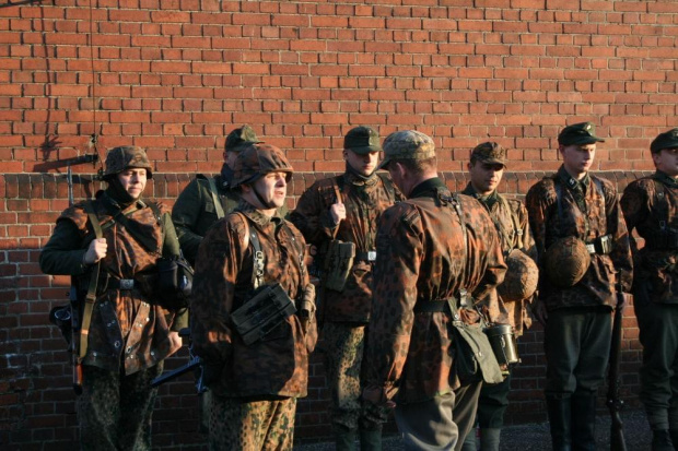 Trening dla Grup Rekonstrukcji Historycznych na poligonie w Toruniu z udziałem 82nd Airborne Division "PARAGLITE" w dniach 23-25 marca 2007 roku.