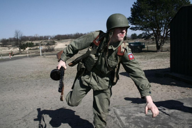 Trening dla Grup Rekonstrukcji Historycznych na poligonie w Toruniu z udziałem 82nd Airborne Division "PARAGLITE" w dniach 23-25 marca 2007 roku.