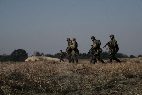 Trening dla Grup Rekonstrukcji Historycznych na poligonie w Toruniu z udziałem 82nd Airborne Division "PARAGLITE" w dniach 23-25 marca 2007 roku.