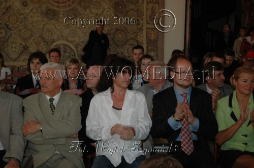 Wręczenie nagrody: Laureat Plebiscytu Gdańszczanin Roku 2005 dla Jean Michel Jarre w Ratuszu Miejskim w Gdańsku 12.06.2006r.
www.ANWOMEDIA.pl