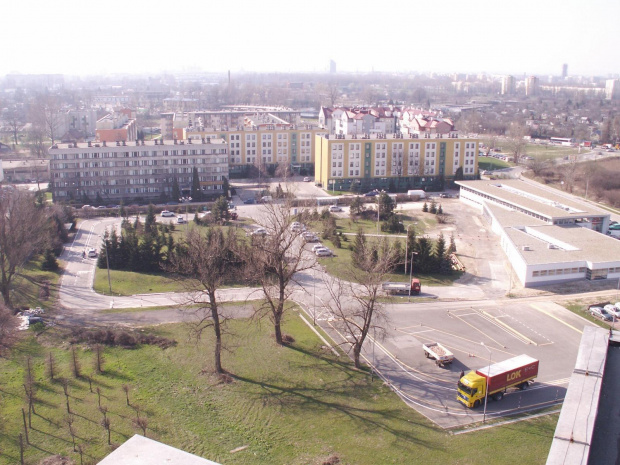 Widok z bloku na ulicy Lasówka Kraków marzec 2007 #kraków #miasto #wieżowiec #lasówka #koszykarska #widok #bloki #osiedle #mord
