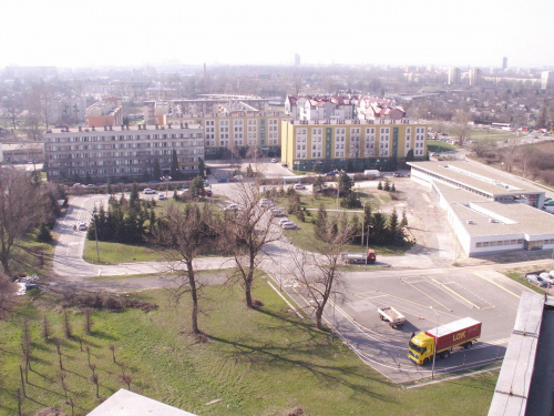 Widok z bloku na ulicy Lasówka Kraków marzec 2007 #kraków #miasto #wieżowiec #lasówka #koszykarska #widok #bloki #osiedle #mord