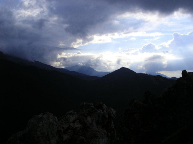 Widok z Sarniej skały na Tatry Zachodnie..