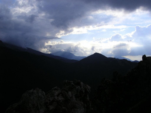 Widok z Sarniej skały na Tatry Zachodnie..