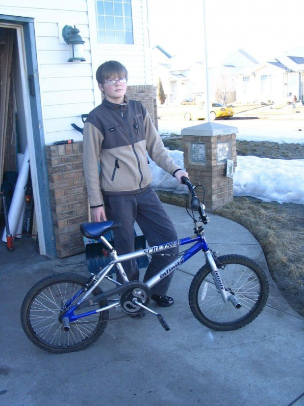 Dominik ze swoim nowym BMX, 25 III 2007