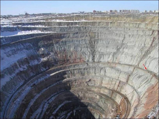 to kopalnia diamentów w Rosji. Ta strzałka w kanionie to ta żółta ciężarówka