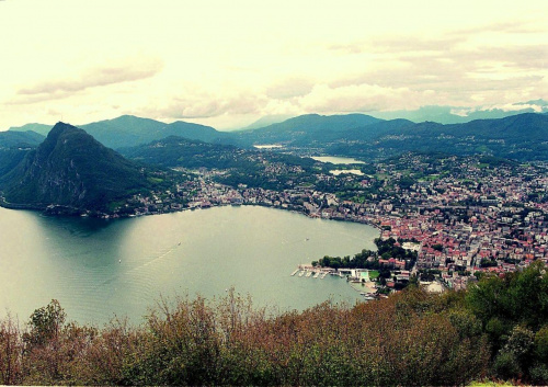 Widok na Lugano i okolicę z monte Bre w pochmurny dzień