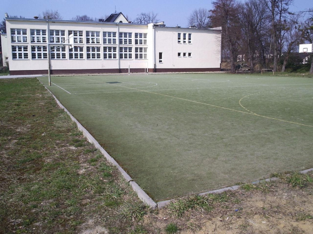 Szkoła podstawowa, gimnazjum, boisko, sztuczne boisko, amfiteatr. Bardzo ładne położenie. #Długomiłowice #sztuczne #boisko #sala #gimnastyczna #trawa #koszykówka #tennis