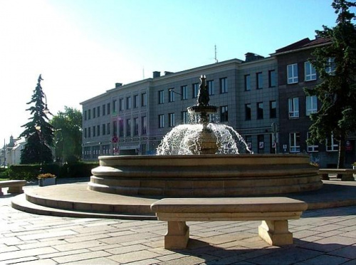 fontanna w centrum przy ratuszu