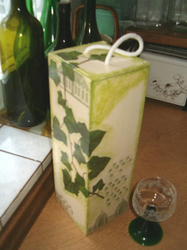 Różne ujęcia skrzynki na wino ozdobionej techniką decoupage