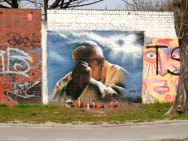 Graffiti przedstawiające Jana Pawła II niedaleko miasteczka studenckiego AGH w Krakowie #JanPawel #papiez #graffiti #czarnowiejska #kawiory