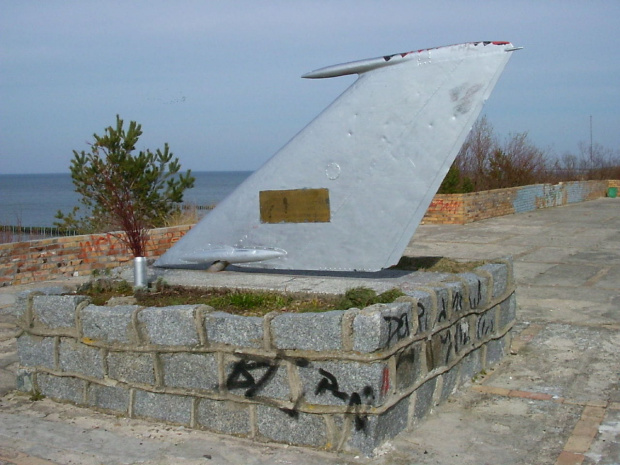 Pomnik poświęcony pilotom tragicznie zmarłym podczas katastrofy samolotu Iskra rozbitego o powierzchnię morze niedaleko brzegu